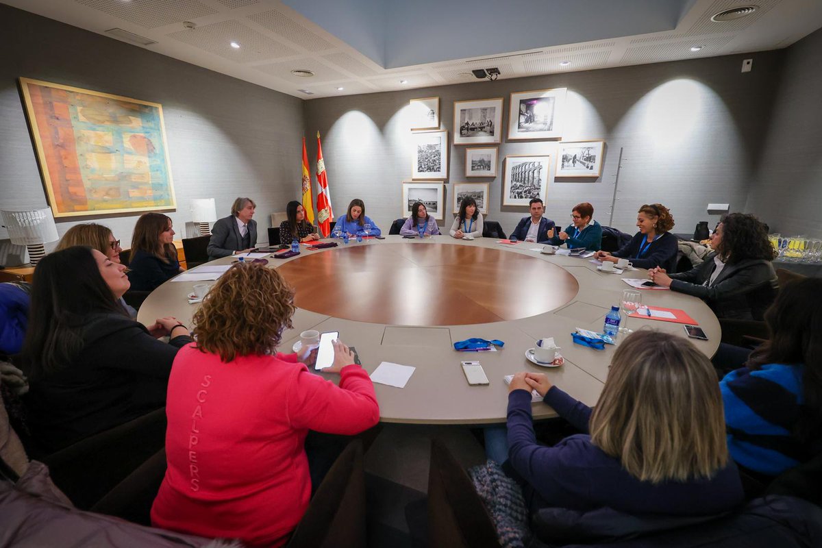 No sé con quién se ha reunido Mañueco ni si ha escuchado a alguien para elaborar la mejor Ley de Atención a las Víctimas de VG.
Yo lo hice con luz y taquígrafos. Nuestras propuestas fueron de la sociedad.
Mañueco ha dado la espalda a las mujeres y ha mercadeado con sus derechos.