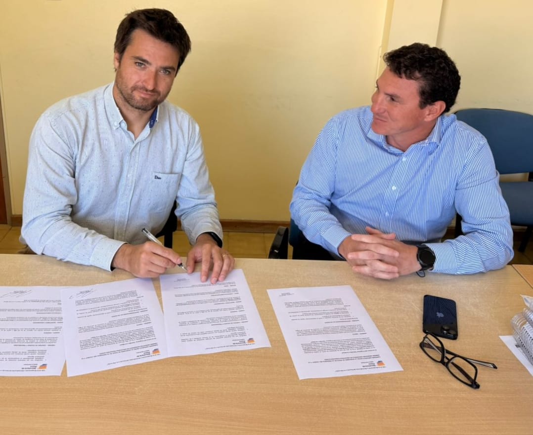 CAPIP y la <a href="/SecPescaCht/">Secretaría de Pesca</a> firmaron un convenio en el marco del programa Mar a la Mesa. El acuerdo formaliza la donación de productos pesqueros, principalmente merluza y langostino, para comedores escolares y comunitarios.