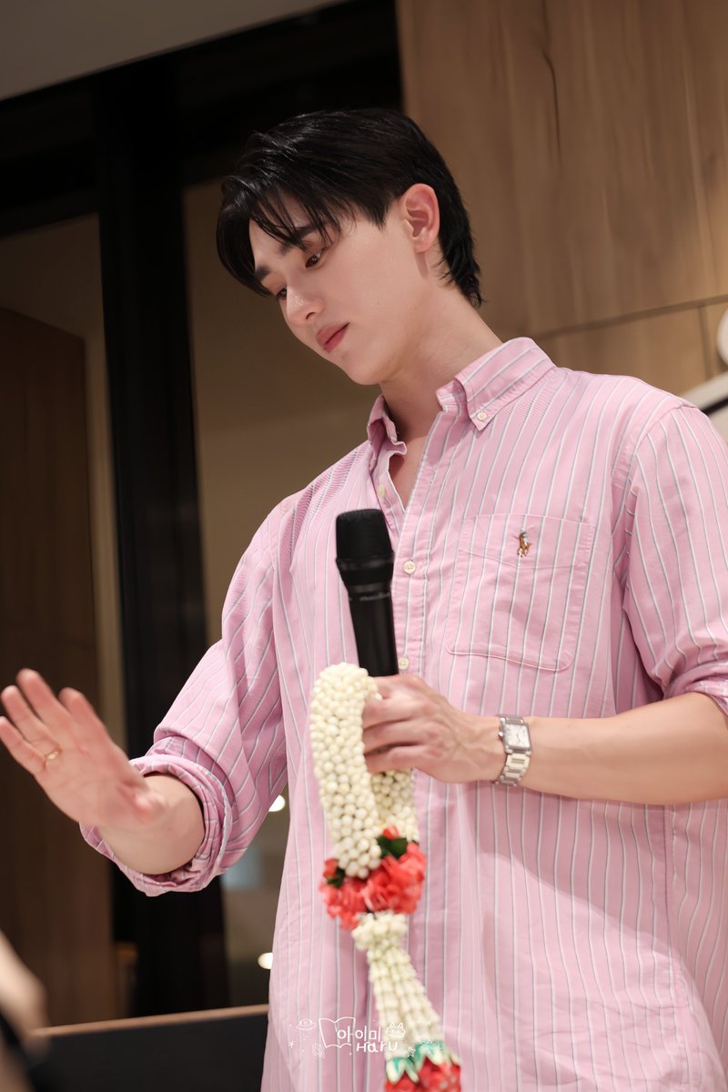 อะไรอยู่ที่นิ้วนะ 🎁

FORCEBOOK MOS EP1 
#MelodyOfSecretsEP1