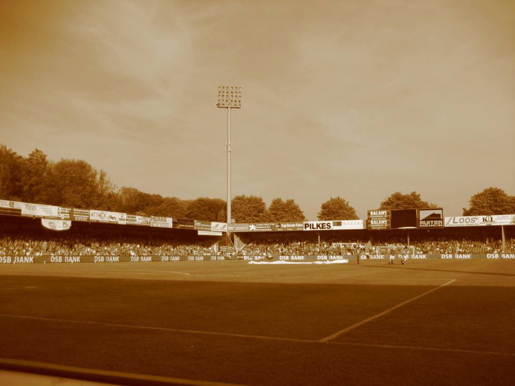 Toen AZ een van de laatste wedstrijden in de #Alkmaarderhout speelde, ging Staantribune-volger Bart Oostindie met zijn camera een rondje lopen in het stadion.

📸 Hele repo uit den ouden doosch 
➡️ staantribune.nl/themas-en-verh…