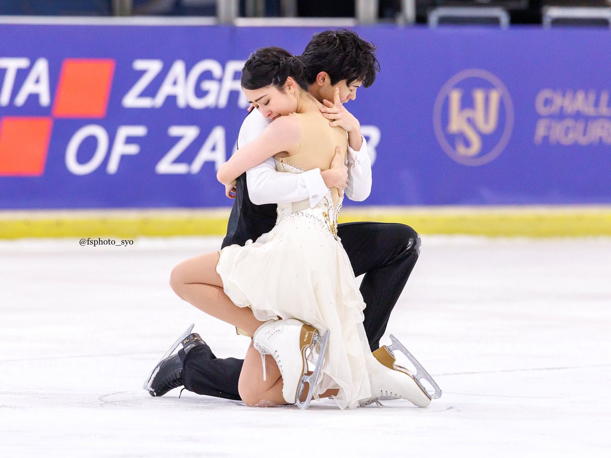 いくこう初めての国際大会が終わりました。
とっても素敵な演技でした。いろいろとプレッシャーもあったと思いますが、伸び伸びと美しいプログラムを見せてくれました。
ラストポーズのあと高志郎くんがぽんぽんと育良ちゃんの背を叩いて労わる様子がまたあたたかい気持ちに。