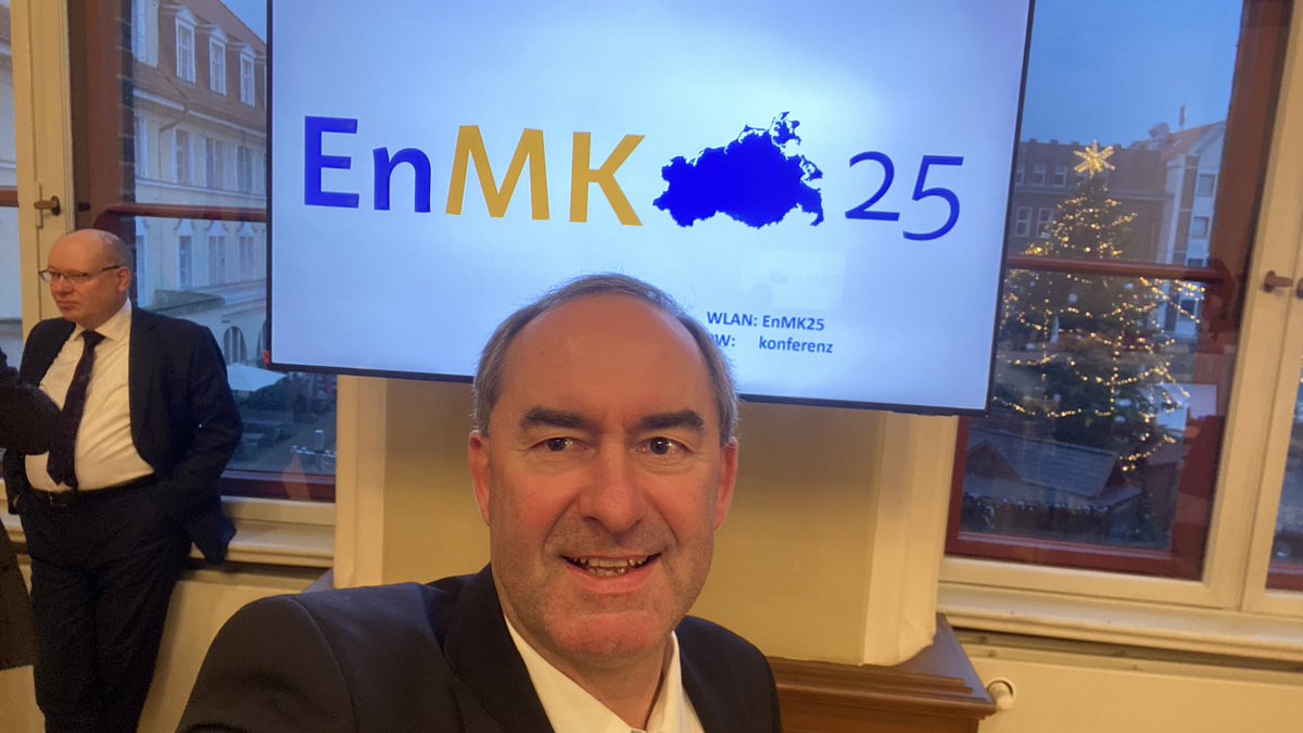 HubertAiwanger's tweet photo. Energieversorgung sicher und bezahlbar! So weit erneuerbar wie sinnvoll, so weit fossil wie nötig. 

STRALSUND – Bayerns Wirtschaftsminister Hubert Aiwanger hat bei der 6. Energieministerkonferenz (ENMK) in Stralsund eine schnelle Klärung der Flächenziele für den Ausbau der Windenergie gefordert. Aiwanger betonte:
„Wir brauchen vom Bund zeitnah Klarheit bei den Windenergie-Flächenzielen bis 2032. Kommunen, Bürger und Investoren müssen wissen woran sie sind.“ 
 
Der Staatsminister appellierte insbesondere an Bundesministerin Katherina Reiche, zeitnah verbindlich festzulegen, ob sowohl das 2-Prozent-Flächenziel für Deutschland als auch das daraus abgeleitete Ziel von 1,8 Prozent für Bayern gesetzlichen Bestand haben oder ob der Bund Änderungen plant. 
 
Aiwanger: "Wir brauchen bei der Windkraft Planungssicherheit für die Wind-Vorranggebiete für 2032, gerade auch für die Kommunen. Dadurch ist auch klar, wo Windräder nicht hinkommen. Wind-Vorranggebiete bedeuten auch noch nicht automatisch, dass dort Windräder errichtet werden. Die Stellschraube, wie viel Windkraft wirklich errichtet wird, ist die Vergütung und Ausschreibung. Aber vor Ort muss klar sein, wo möglicherweise Windräder hinkommen können und wo nicht.“
 Aiwanger erhielt für diese Forderung die einhellige Unterstützung auch der anderen Bundesländer.

Weitere wichtige Themen waren die Rahmenbedingungen für den Ausbau der Stromspeicher. Hierzu gibt es deutlich mehr Anschlussbegehren von Investoren als technisch im Netz überhaupt möglich ist. Die Erzeugung erneuerbarer Energien muss mit dem Netzausbau und den Speichern besser koordiniert werden. 

Auch der Hochlauf der Wasserstoffwirtschaft wurde allgemein für sinnvoll erachtet, über Bundesland- und Parteigrenzen hinweg. Aiwanger verwies besonders auch auf die Chancen des Wasserstoffs in der Mobilität und darauf, dass H2 an Tankstellen mittlerweile schon unter 10 Euro pro Kilogramm angeboten würde, beispielsweise bei einem Anbieter in Augsburg für 9,50 Euro. Bei einem Bedarf von gut einem Kilogramm H2 pro 100 Kilometern beim Pkw sei damit die Wettbewerbsfähigkeit zu Diesel, Benzin oder Elektroladesäule erreicht. 

Gaskraftwerke, künftig möglichst mit H2 betrieben, sollen zeitnah ausgeschrieben und gebaut werden, um die Versorgungssicherheit auch dann zu gewährleisten, wenn die Erneuerbaren und Speicher nicht ausreichend Strom liefern. 
 
Was ist die ENMK (Energieministerkonferenz)?
Die Energieministerkonferenz ist ein Gremium der Energieministerinnen und -minister der Bundesländer sowie des Bundes. Sie dient der Abstimmung energiepolitischer Strategien und der Koordinierung zwischen Bund und Ländern. Besonders relevant sind dort Fragen des Ausbaus erneuerbarer Energien, der Versorgungssicherheit und der Netzinfrastruktur.