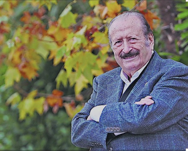 Hoy es un día muy triste para nuestra asociación. Se va un grande, el gran SILVESTRE, un aficionado de los de verdad y un amante de la UDS, a la que apoyó de manera incansable. Nuestras más sentidas condolencias y un abrazo para la familia. D.E.P.