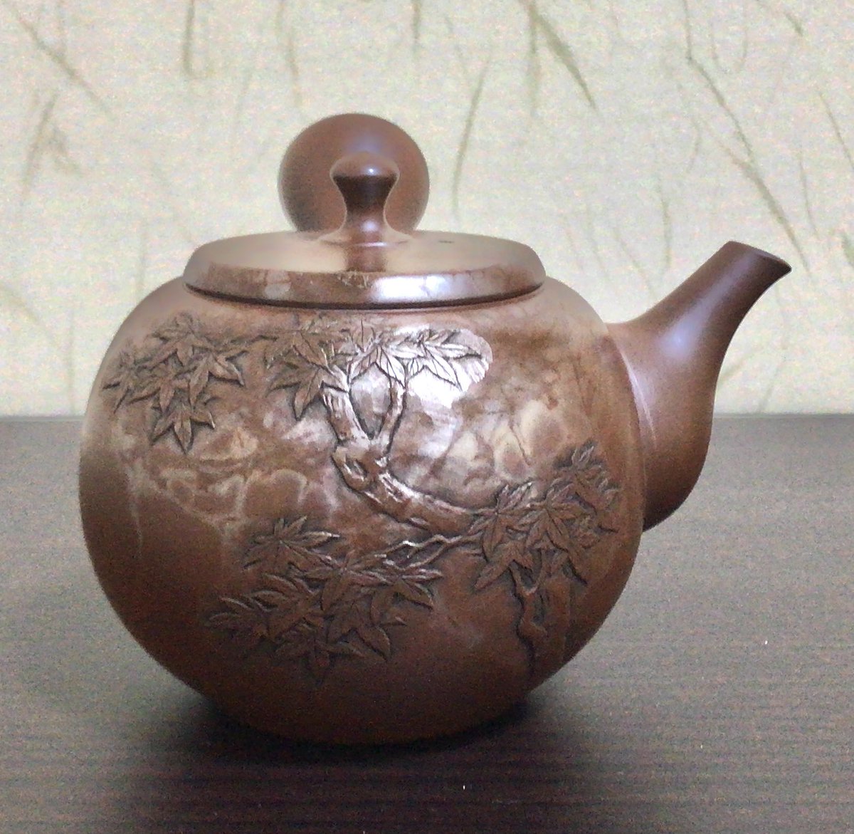 紅葉🍁もすでに終わり。今年はあちこち見に行く時間が取れてありがたかった。

思えば急須の中の紅葉を眺めて、季節が終わっていた年がずいぶんあった。
