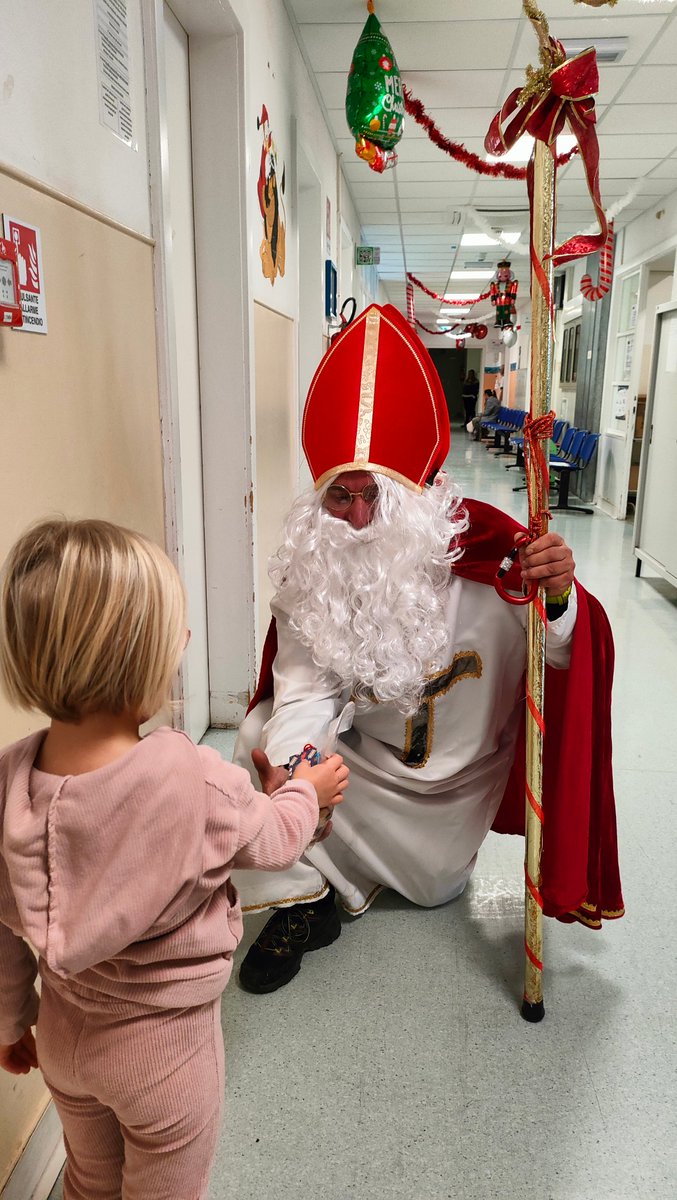 🚒 I Vigili del Fuoco hanno portato #SanNicolò al #Burlo! 
Una rappresentanza del Comando Provinciale dei Vigili del Fuoco di Trieste ha fatto visita al nostro ospedale accompagnando San Nicolò, che ha così potuto salutare tutti i bimbi e regalare loro tanti doni🎁
Grazie!