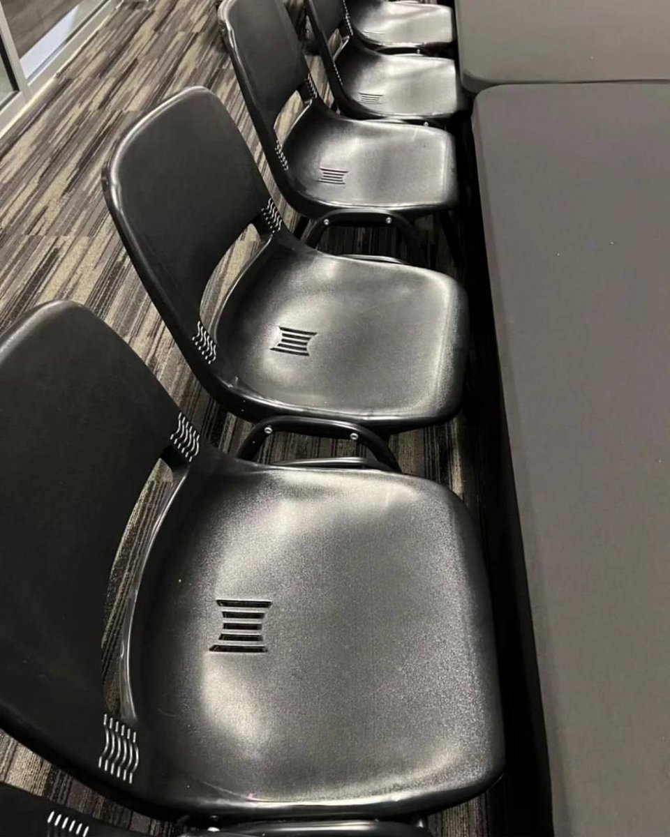 Офисные стулья для пердежа изобрели в Индии — это не шутка

В них встроено несколько отверстий, которые рассеивают неприятный запах. Одна из местных индийских компаний закупила партию особых стульев для улучшения состояния во время переговоров. 

Индия не перестает удивлять