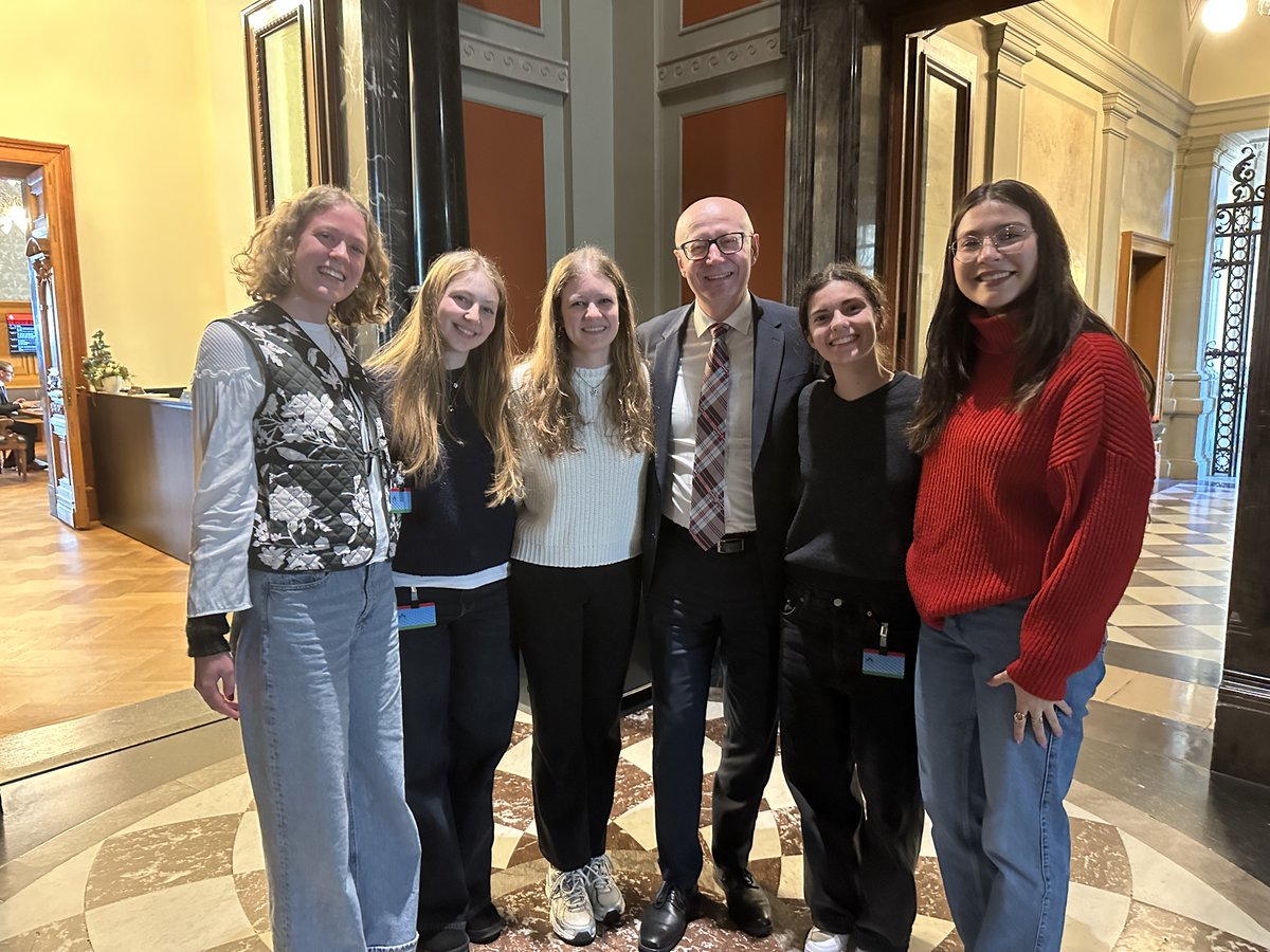 Besuch von Familie und Bekannten im Bundeshaus ist immer etwas ganz Besonderes☺️ 

Schön, seid ihr diese Woche während der #Wintersession vorbeigekommen, Adélie, Alejandra, Anna, Charlène und Katja!