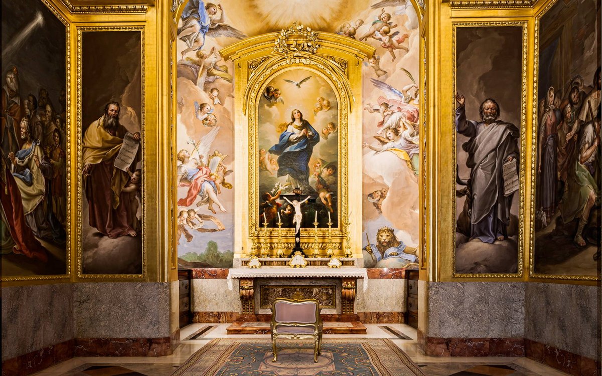 Hoy celebramos a la Inmaculada Concepción, proclamada patrona de España en 1760, a petición del rey Carlos III👑

Una pintura de la Inmaculada de Mariano Salvador Maella, preside el altar del Oratorio de Carlos IV en el Palacio Real de Aranjuez🩵