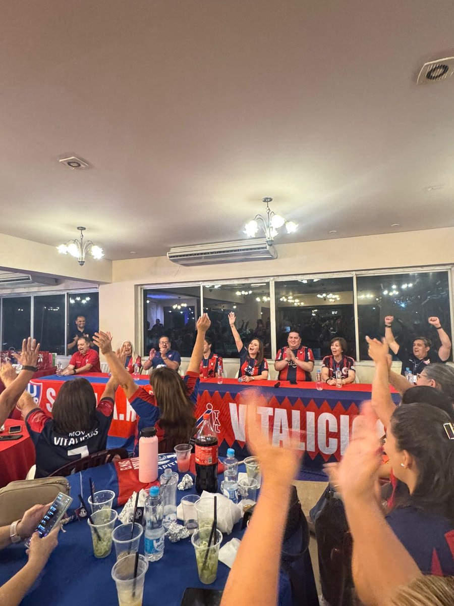 ¡GRAN ENCUENTRO CON LAS MUJERES CERRISTAS! ❤️💙🔥
Ayer en el Jockey Club vivimos algo que me estremeció el alma: cientos de mujeres azulgranas, guerreras de siempre, mirándonos a los ojos y diciéndonos “ya no queremos ser el adorno, queremos ser el motor”.
Y ahí, frente a todas