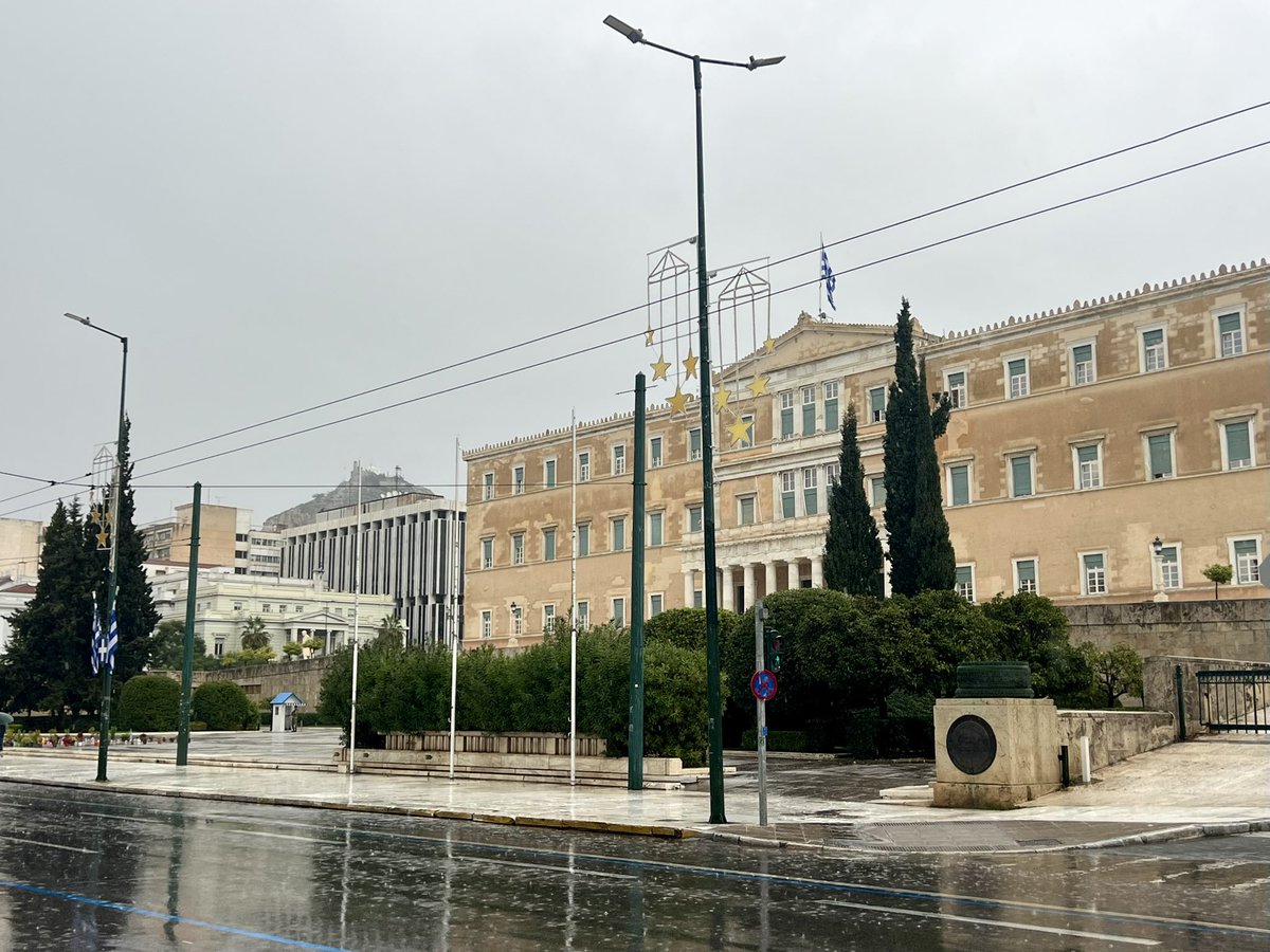 #StormByron The Fire Service has received more than 580 calls for water pumping, tree cutting, and transport of citizens since Thursday morning.

Severe weather is expected in the next 12 hours in southeastern Crete, the Cyclades, and the Dodecanese. 

📸 Daphne Tolis, 15:18 pm