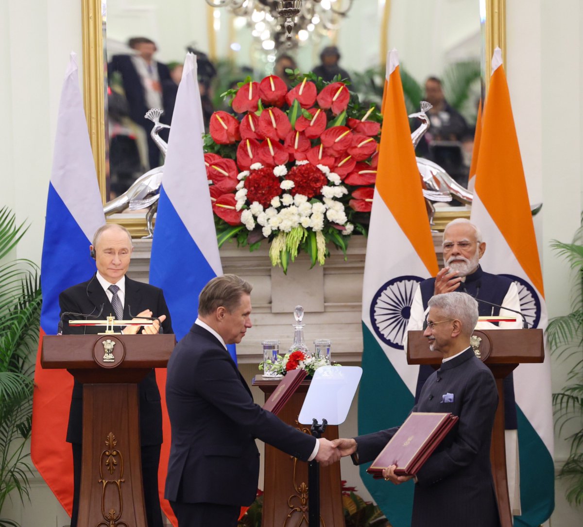 narendramodi's tweet photo. В ходе переговоров с Президентом Путиным большое внимание также было уделено глобальным вопросам. Я вновь подтвердил приверженность Индии миру и поиску мирного и долгосрочного разрешения конфликта на Украине. Мы подчеркнули важность совместной борьбы с угрозой терроризма. Мы также согласились продолжать тесное сотрудничество  на различных многосторонних площадках.