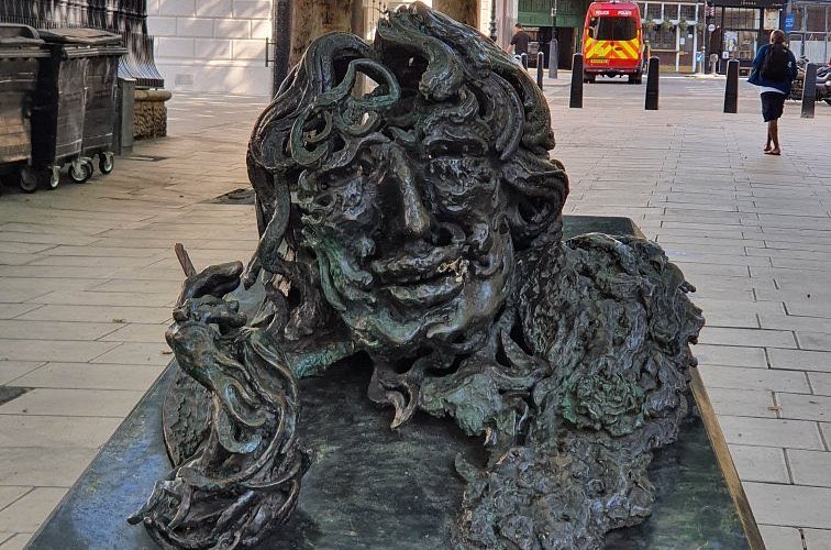 “Ya duvar kağıdı gider, ya ben…”

                                        [Oscar Wilde]