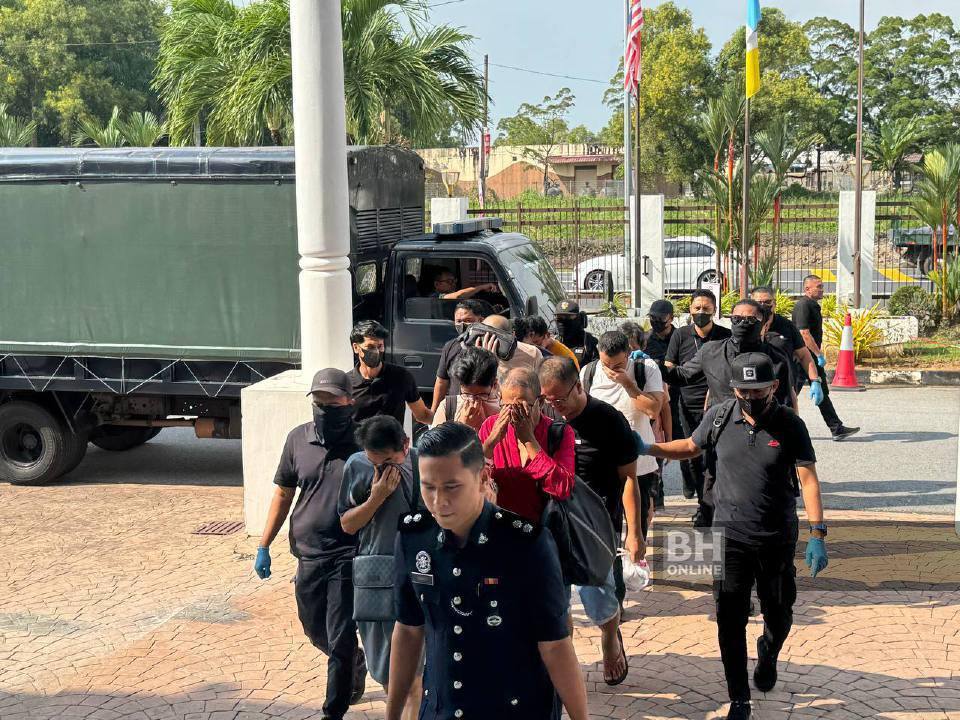 redzuanNewsMPB's tweet photo. Pemilik sauna hidap HIV didenda RM8,000 selepas mengaku salah dedah penyakit itu kepada individu lain dan memiliki kandungan bahan lucah.

6 lagi termasuk penuntut IPT didakwa miliki dan melakukan perbuatan lucah melampau.

Meraka ditahan dalam op songsang di Perai, 29 Nov lalu. https://t.co/jZtidSm39w