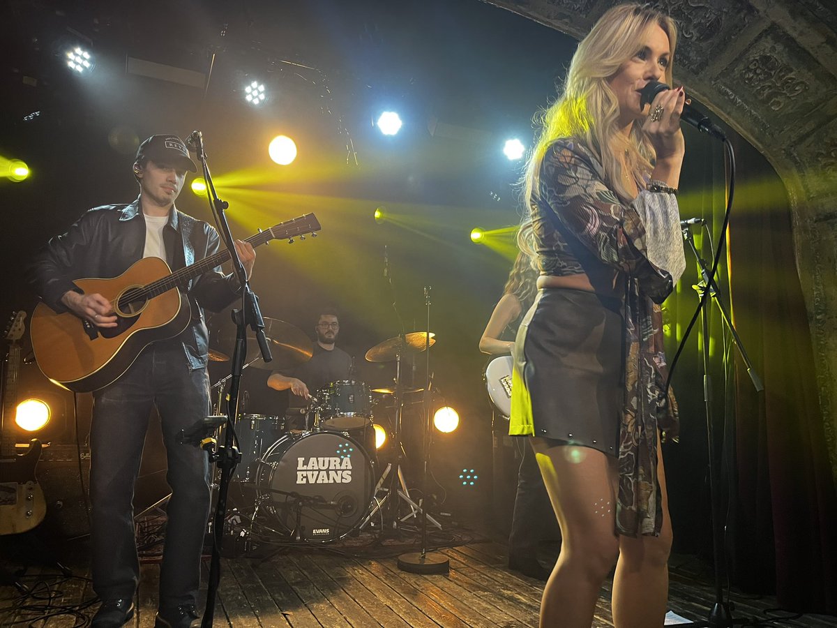 TEle_Vision24's tweet photo. I went to see #LauraEvans at her @OmearaLondon gig, closing her Out of the Dark album launch tour. What a strong performer, singer songwriter, one to follow! https://t.co/oa1g2KGN4N https://t.co/MMGlMpFrLX