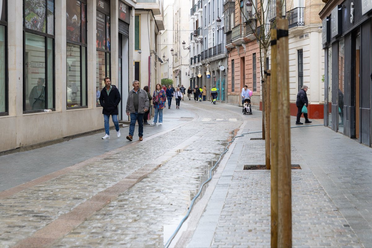 👉🏼Así es ahora 📍Méndez Núñez y así era antes.

Esta vía ya cuenta con un saneamiento🚰 del siglo XXI y, sobre todo, con una estética acorde al <a href="/DtoCascoAntiguo/">Distrito Casco Antiguo (Sevilla)</a>

🌳Árboles, 🧱adoquín de Gerena e ⭐️identidad propia.

✅ Seguimos mejorando nuestra ciudad.

#SevillaEstáenMarcha