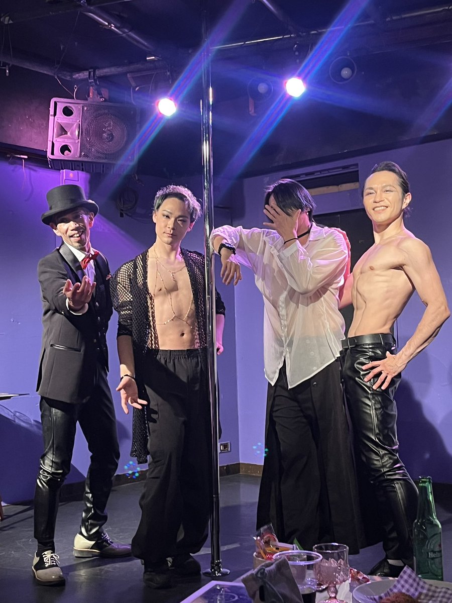 ringo_harukaze's tweet photo. 本日はポールダンスイベント「しっとりおじさん」にお伺いしてきました🍸
しっとり…と作品世界に入れるポール以外の演出も見どころな素晴らしいイベントでした！もっと色々な演出を見てみたいです〜！ https://t.co/kxuqJOH6QA