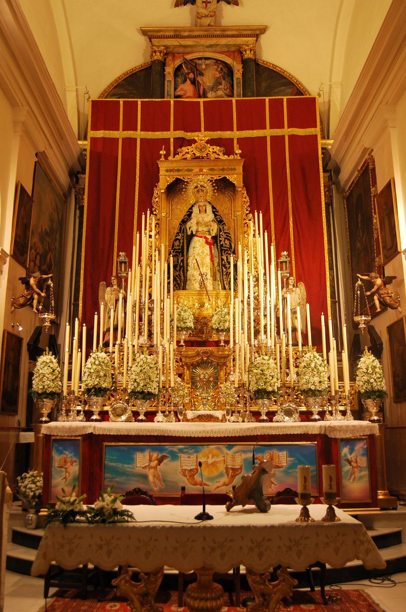 Si no es dejadez, es mal gusto. Una hermandad que cuenta con la historia y la calidad de una de las mejores dolorosas de la provincia no debe permitirse la deriva estética que está llevando en los últimos años. Y no es cuestión de vestidor únicamente, para prueba dos fotos.