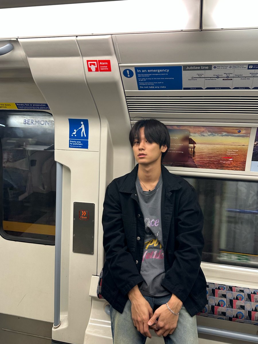 dailyljy's tweet image. public transportation boyfriend
