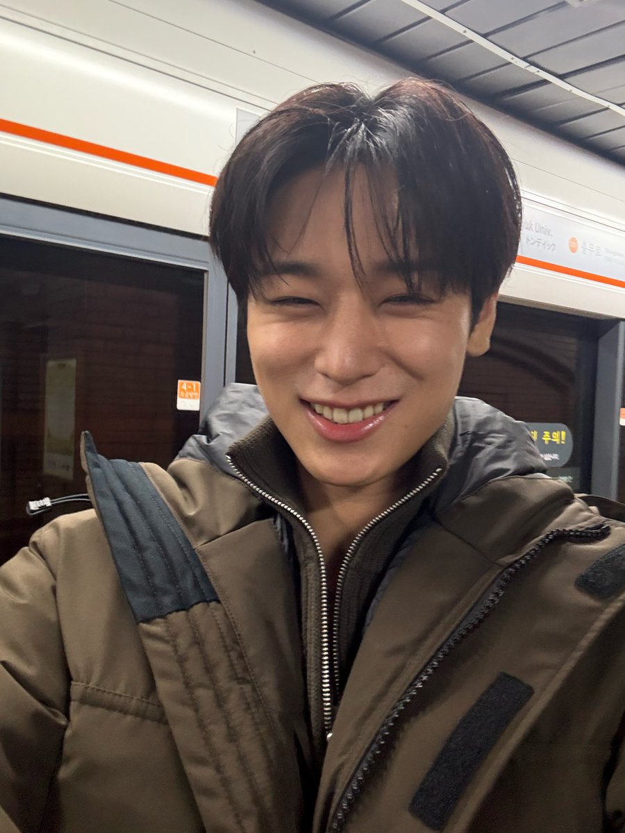 dailyljy's tweet image. public transportation boyfriend