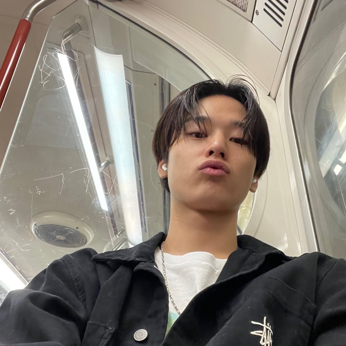 dailyljy's tweet image. public transportation boyfriend