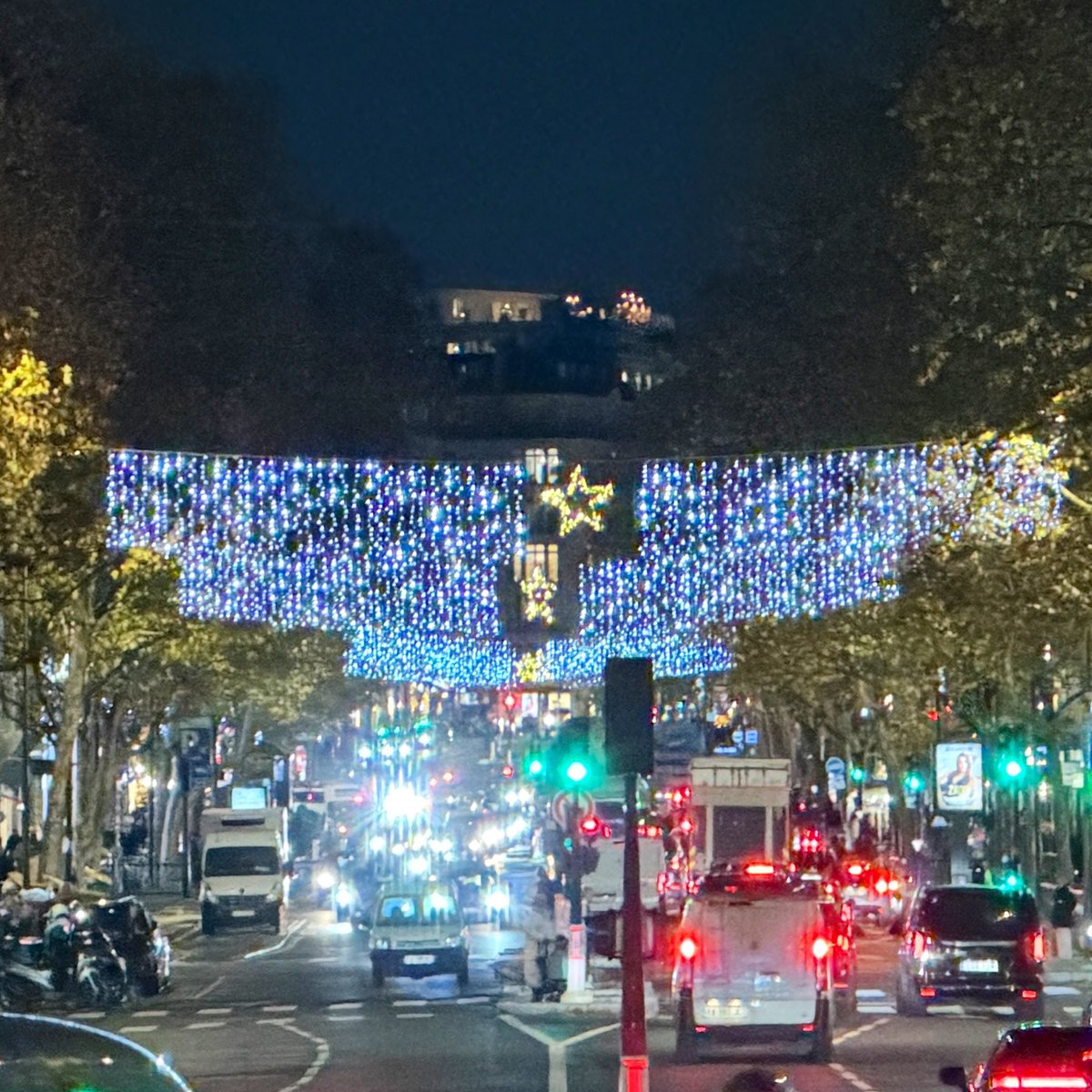JulieBoillot's tweet photo. 40 ans que cette Avenue emblématique ne s’était plus illuminée pour les fêtes #Noel.
Par la volonté farouche de commerçants qui ont embarqué leurs pairs et des entreprises, l’avenue de la Grande Armée s’est mise à scintiller.
Bravo à eux !
Pensez à vos #commercants pour les 🎁 https://t.co/vvQgDSR1vO