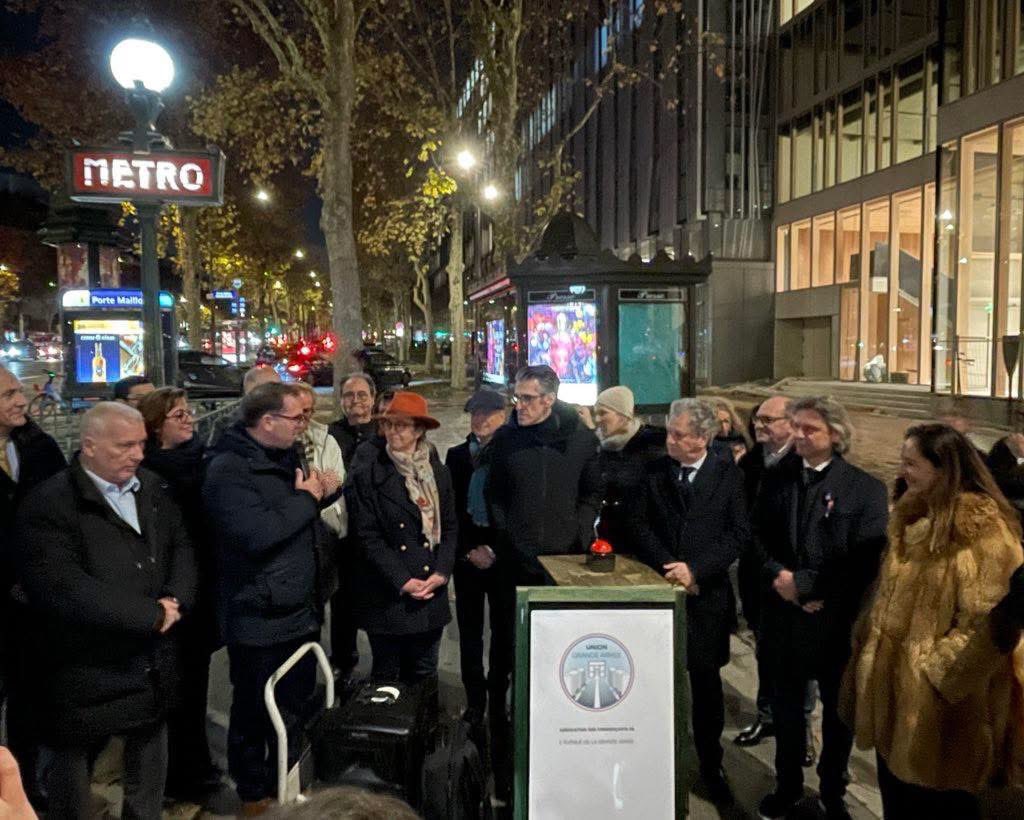 JulieBoillot's tweet photo. 40 ans que cette Avenue emblématique ne s’était plus illuminée pour les fêtes #Noel.
Par la volonté farouche de commerçants qui ont embarqué leurs pairs et des entreprises, l’avenue de la Grande Armée s’est mise à scintiller.
Bravo à eux !
Pensez à vos #commercants pour les 🎁 https://t.co/vvQgDSR1vO