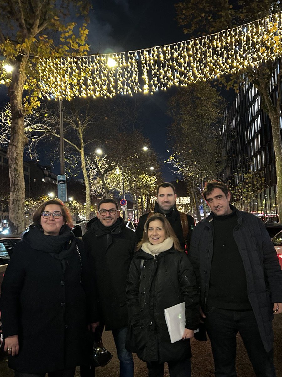 JulieBoillot's tweet photo. 40 ans que cette Avenue emblématique ne s’était plus illuminée pour les fêtes #Noel.
Par la volonté farouche de commerçants qui ont embarqué leurs pairs et des entreprises, l’avenue de la Grande Armée s’est mise à scintiller.
Bravo à eux !
Pensez à vos #commercants pour les 🎁 https://t.co/vvQgDSR1vO