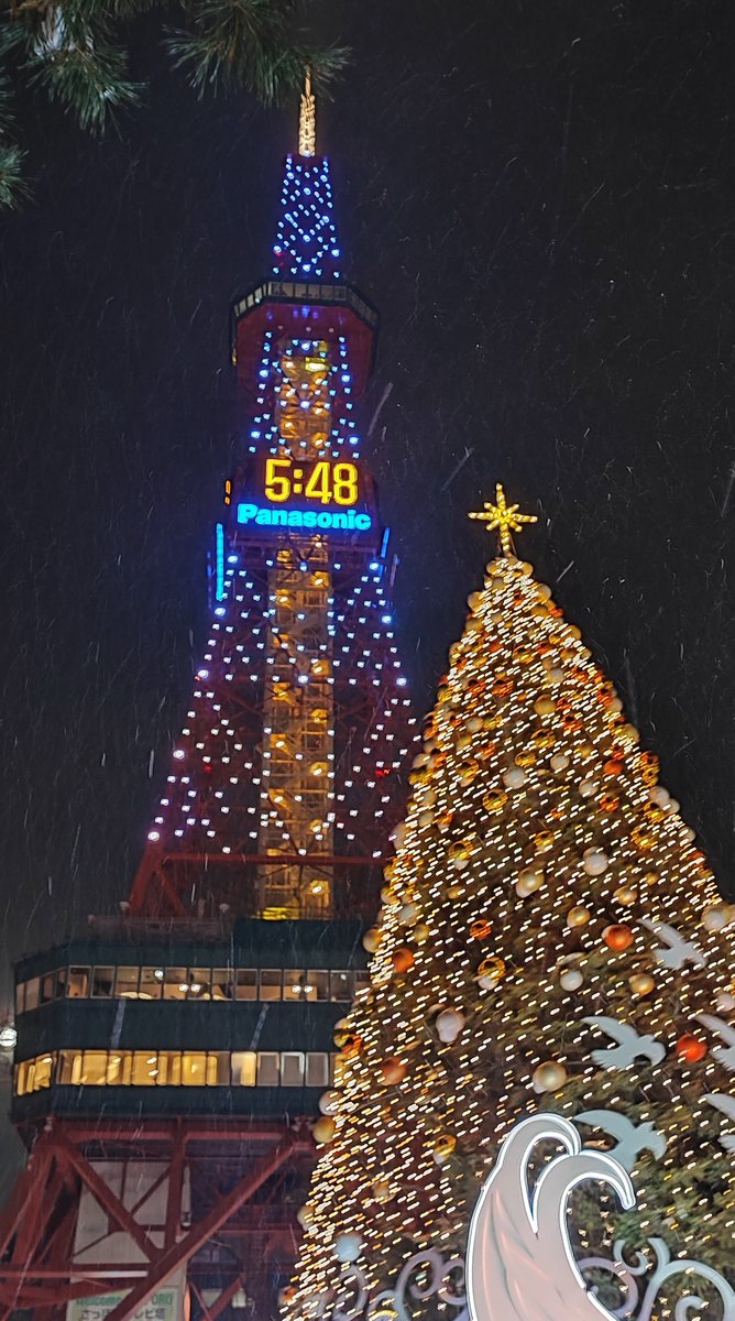 tv103's tweet photo. 雪降ってる中のイルミネーションはステキだけれども、父さんのカメラではお伝えできない… https://t.co/fG2bDrilIh