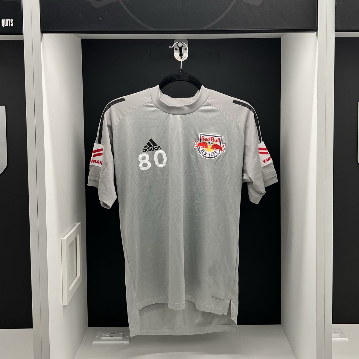 RBNYHelp's tweet image. 🎁12 Days of M+🎁

Day 5: 
- Adidas Mini Backpack
- #80 Team Issued Training Shirt (S)
- Ivan Nameplate
- Playing Cards

Link: newyorkredbullsmembers.com/login
