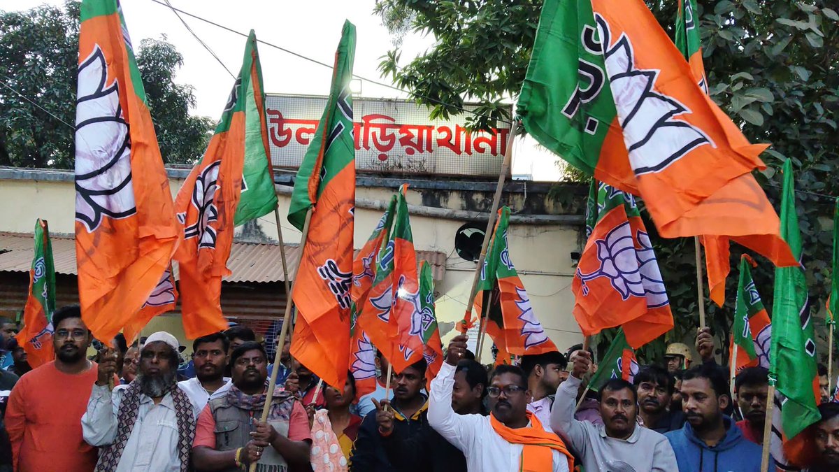 BJP4UluberiaPC's tweet photo. ভারতীয় জনতা পার্টি, হাওড়া গ্রামীণ সাংগঠনিক জেলার ডাকে উলুবেড়িয়া পূর্ব বিধানসভায় শতমুখী কালী মন্দিরের গহনা চুরি, টোটো চালকদের ওপর পুলিশি অত্যাচার, অবৈধ পুলকারের অনুমতি এবং বিজেপি কর্মীদের মিথ্যা মামলা ফাঁসানোর প্রতিবাদে আজ উলুবেড়িয়া থানায় গণ ডেপুটেশণ দেওয়া হলো। https://t.co/nSfntHrmmf