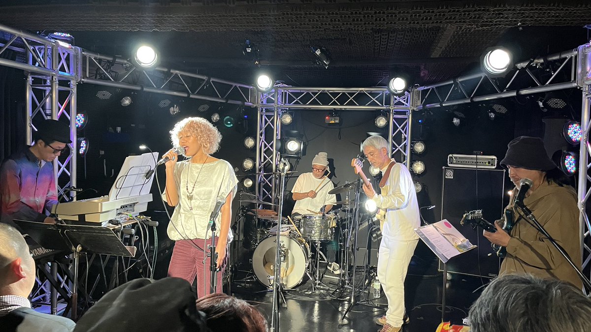 DUB STATION BAND @ 国立REBORN
安易な比喩かもしれないけど、バンドって「土」みたいなもので、穴があいても風が吹いたり雨が降って周りの土が穴を埋めて、そのうちそこからまた芽が生えてくるんだな。