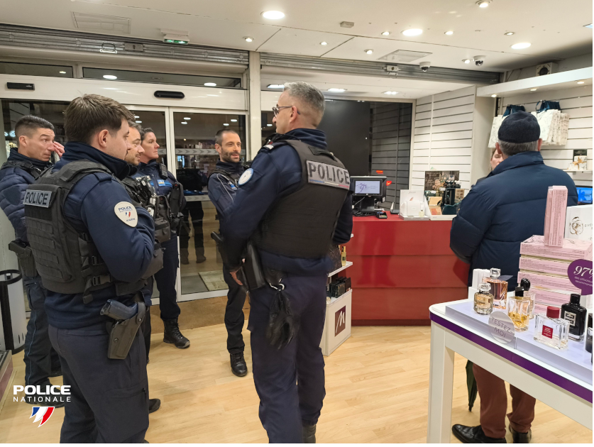 [SAINTES – SÉCURISATION DES FÊTES DE FIN D’ANNÉES]
À l’approche des fêtes de fin d’année, le commissariat de Saintes organise des patrouilles communes police nationale police municipale pour prendre contact avec les commerçants et leur rappeler les consignes de vigilance.