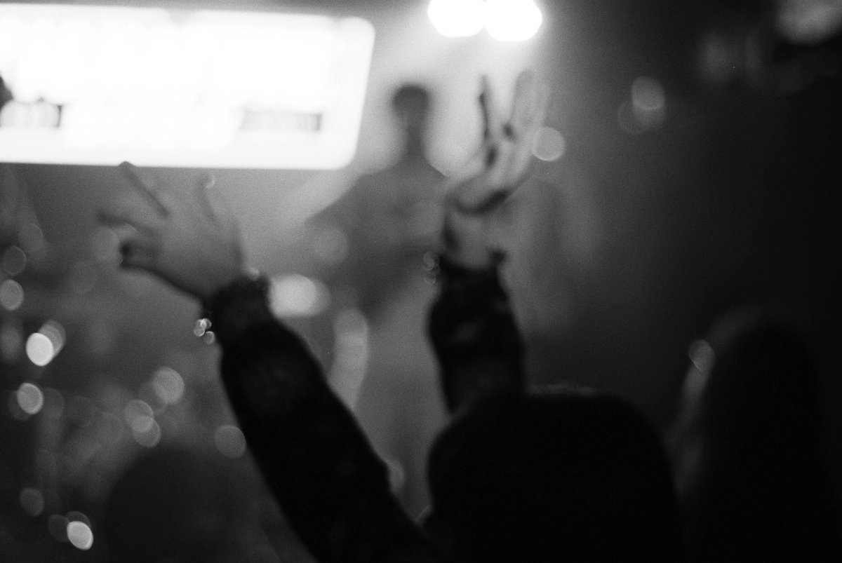 Dietergickel's tweet photo. Analogue photography just hits different 

Alice SK live at Signature Brew

Shot on 35mm film 
🎞️: Kentmere 400 (pushed to 1600)
📸: Asahi Pentax KX

Dev by @PhotoHippo https://t.co/0iCJK97i35