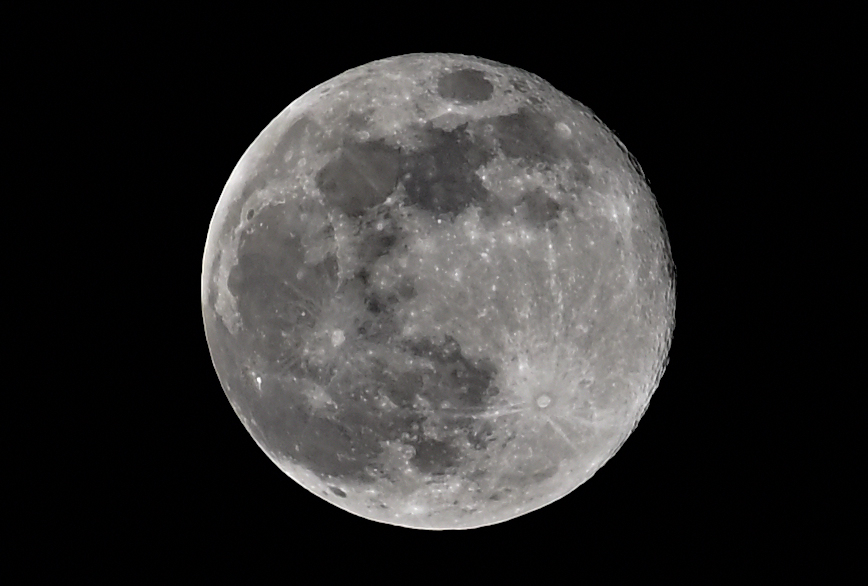 月が綺麗ですね。 今年最後の満月。 Nikon Z5 Tamron SP 70-300mm F/4