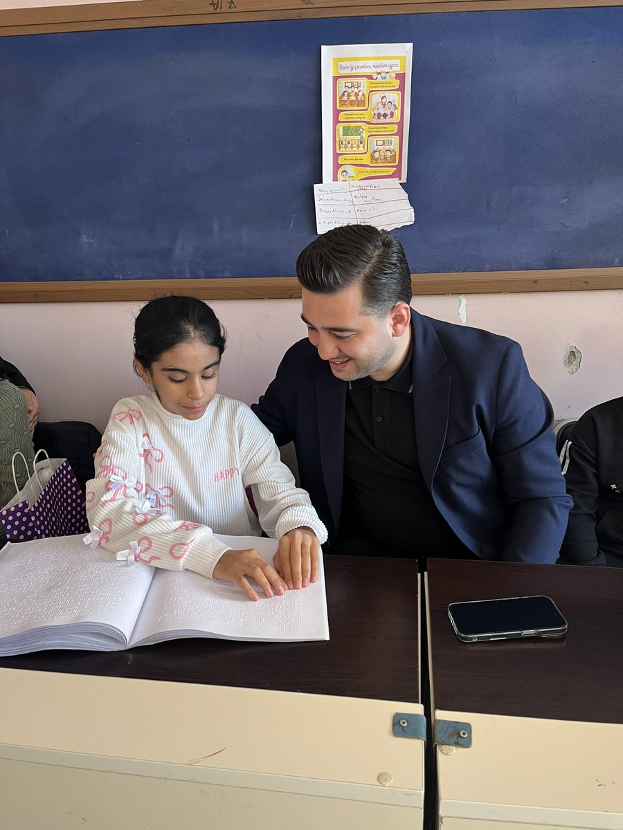 GapGorme's tweet photo. Ak Parti Gaziantep Milletvekili sayın Av. Mesut Bozatlı okulumuzu ziyaret ederek öğrencilerimizle bir araya geldiler. Söz konusu ziyarette öğrencilerimize çeşitli hediyeler veren sayın vekilimize okulumuz ve öğrencilerimiz adına çok teşekkür ederiz. https://t.co/CyMvCHtZuW