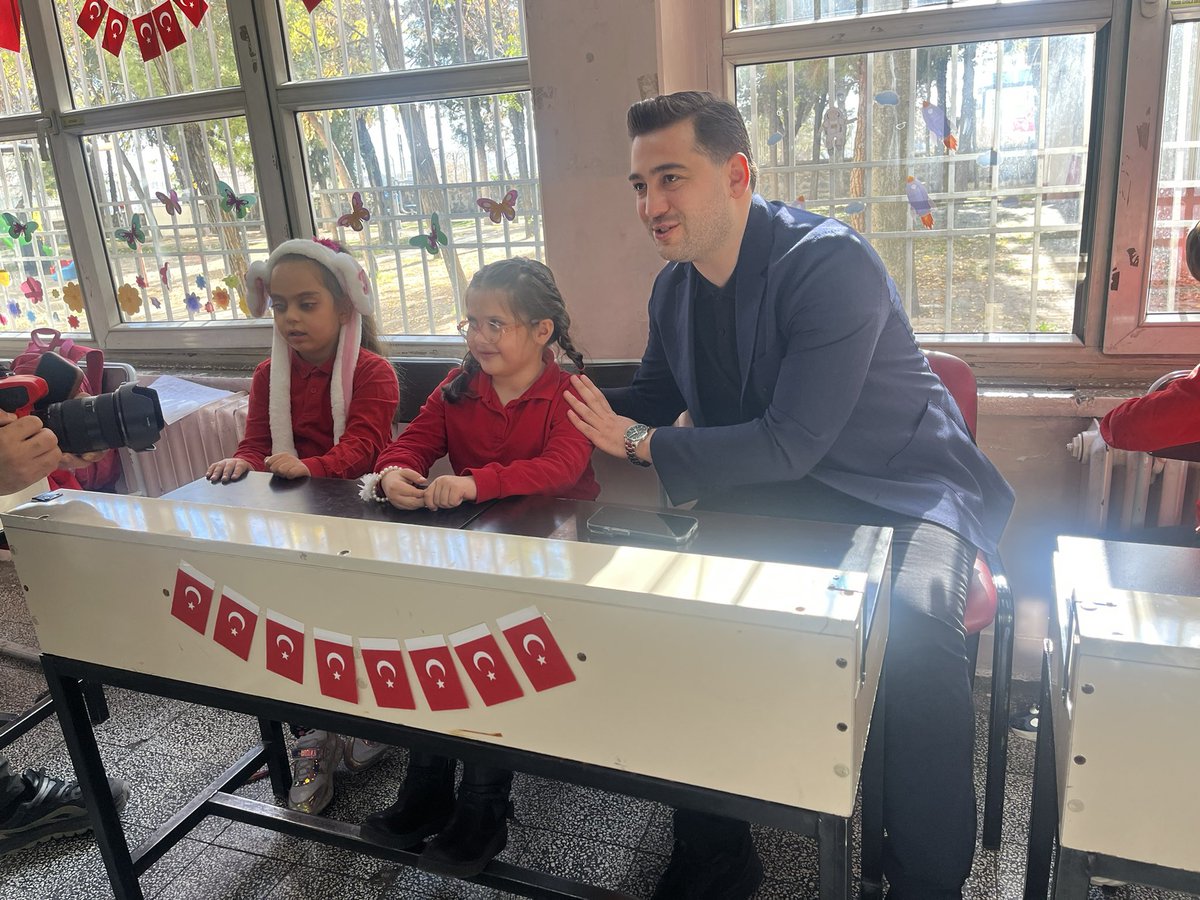 GapGorme's tweet photo. Ak Parti Gaziantep Milletvekili sayın Av. Mesut Bozatlı okulumuzu ziyaret ederek öğrencilerimizle bir araya geldiler. Söz konusu ziyarette öğrencilerimize çeşitli hediyeler veren sayın vekilimize okulumuz ve öğrencilerimiz adına çok teşekkür ederiz. https://t.co/CyMvCHtZuW