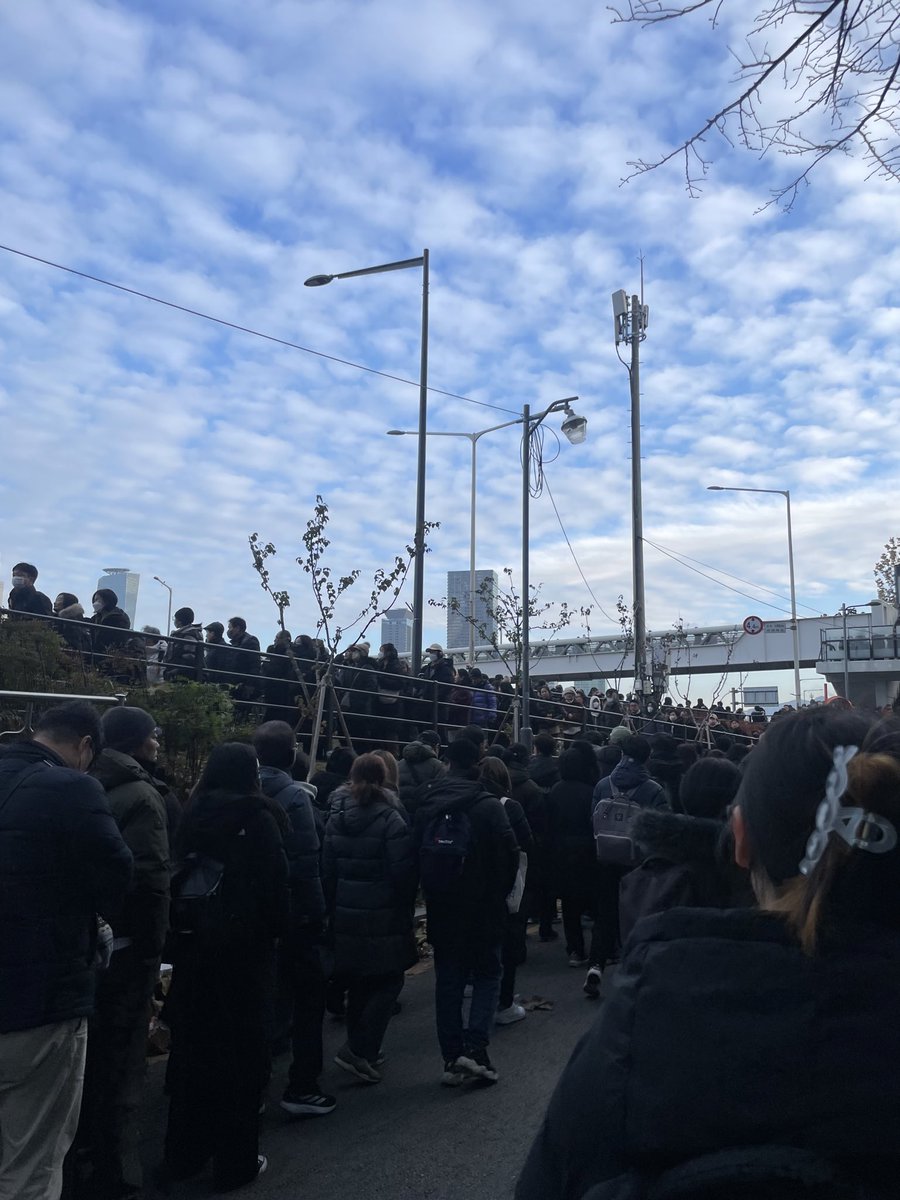 Mmmooottt__'s tweet image. 지금도 용서가 안됨 
이 날 여의도역 국회의사당역 무정차해서 당산부터 걸어갔어 30분을 걸어가서 몸이 꽁꽁 언 상태로 표결 기다렸는데 이 시..ㅂ
또 빡쳐서 열이 오르네