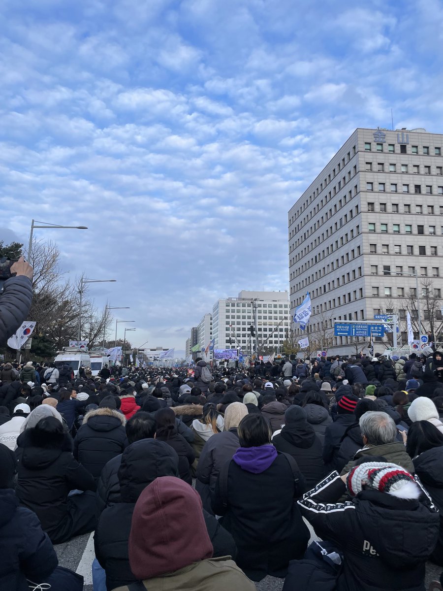 Mmmooottt__'s tweet image. 지금도 용서가 안됨 
이 날 여의도역 국회의사당역 무정차해서 당산부터 걸어갔어 30분을 걸어가서 몸이 꽁꽁 언 상태로 표결 기다렸는데 이 시..ㅂ
또 빡쳐서 열이 오르네