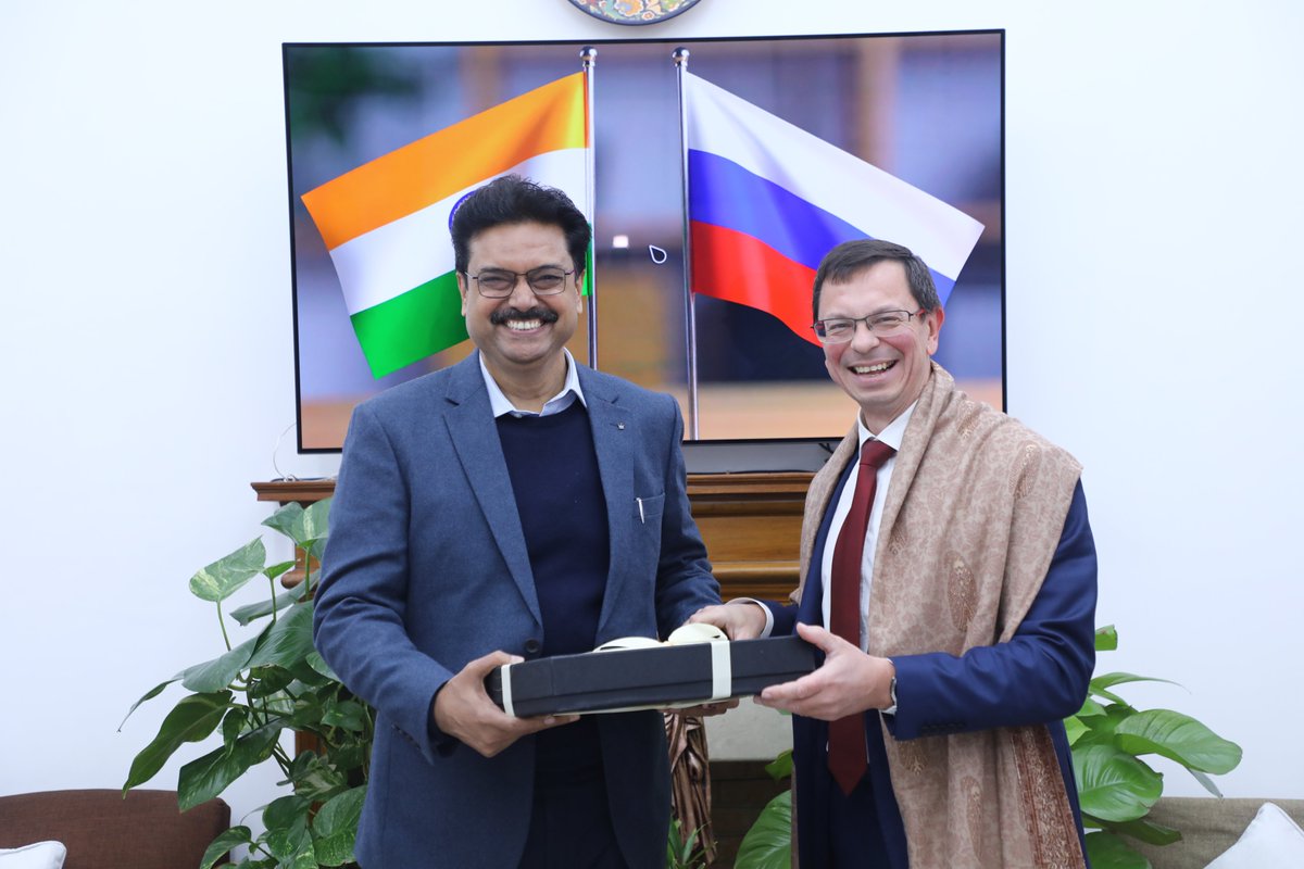 YeDesHaiMera's tweet photo. Warmest thanks to Dr Nikita Anisimov, Rector of HSE University, for his affection, friendship and cooperation. Today’s signed ‘Statement of Cooperation’ will go a long way in the interests of Indian and Russian students. #IndiaRussiaFriendship #DruzhbaDosti #IndiaRussia 
@HSE_eng @RusEmbIndia @KremlinRussia_E @narendramodi @PMOIndia @dpradhanbjp @EduMinOfIndia @UnivofDelhi