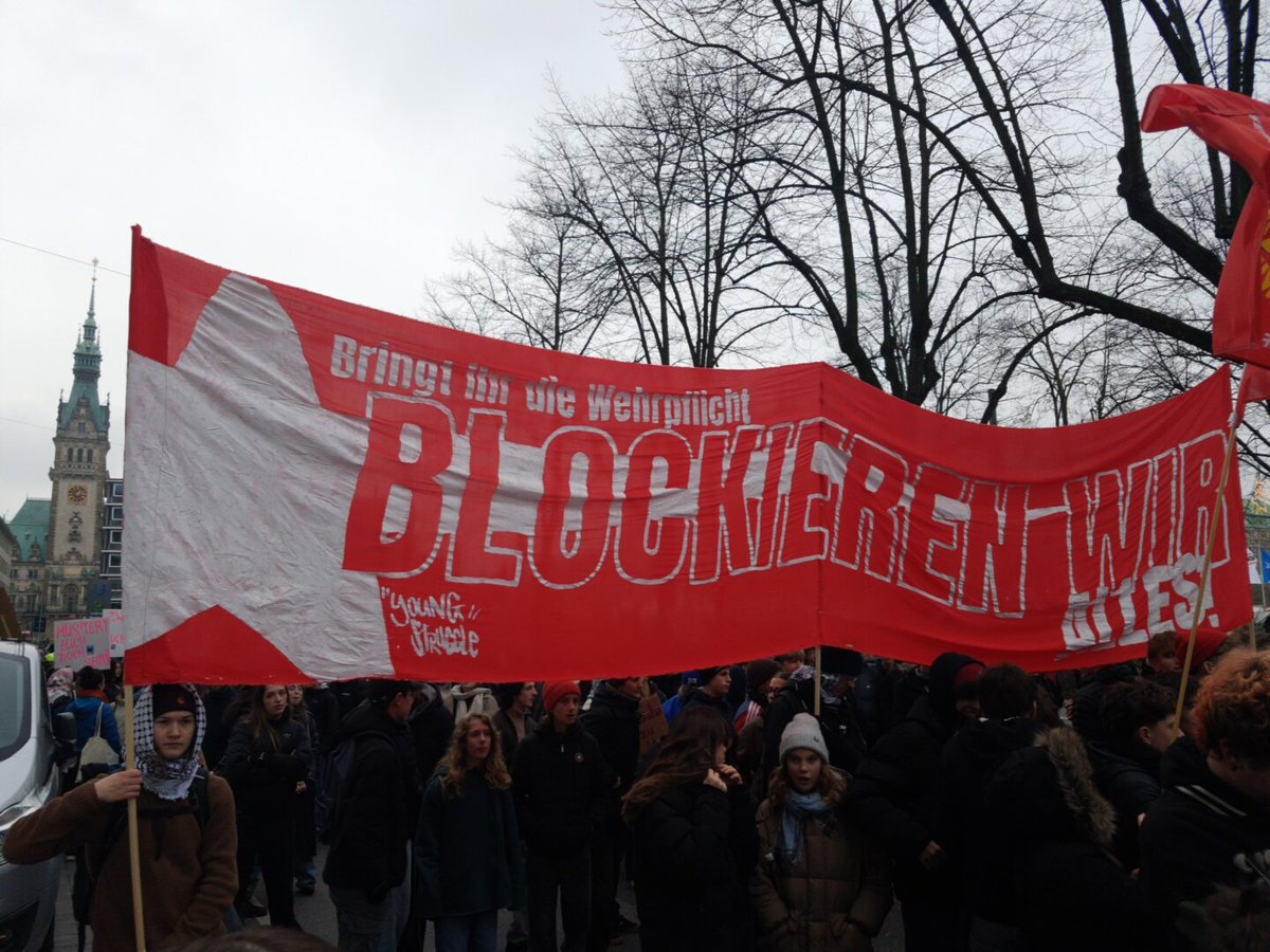 Stabil: Im schönen #Hamburg waren heute mehrere Tausend Menschen gegen die #Wehrpflicht auf der Straße. So viele - und das an einem Freitagvormittag! 

»Unser Leben kriegt ihr nicht.«
»Wir sind jung, wir sind laut, weil ihr uns das Leben raubt.«
#schulstreik #hh0512