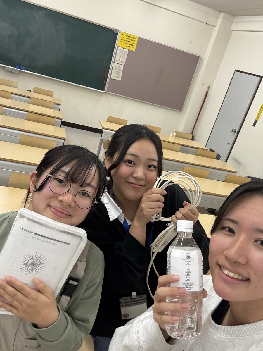 定期演奏会まであと9日🎧❄

皆さんに”推し”は居ますでしょうか、、！
今日は練習後に新たに推しが見つかった静キャン1、2年Hr組でした(？)

推しカラーの🤍のグッズを持って📸

皆さんに推していただけるような演奏の為にホルンパート奔走します🏃‍♂️
 #定期演奏会