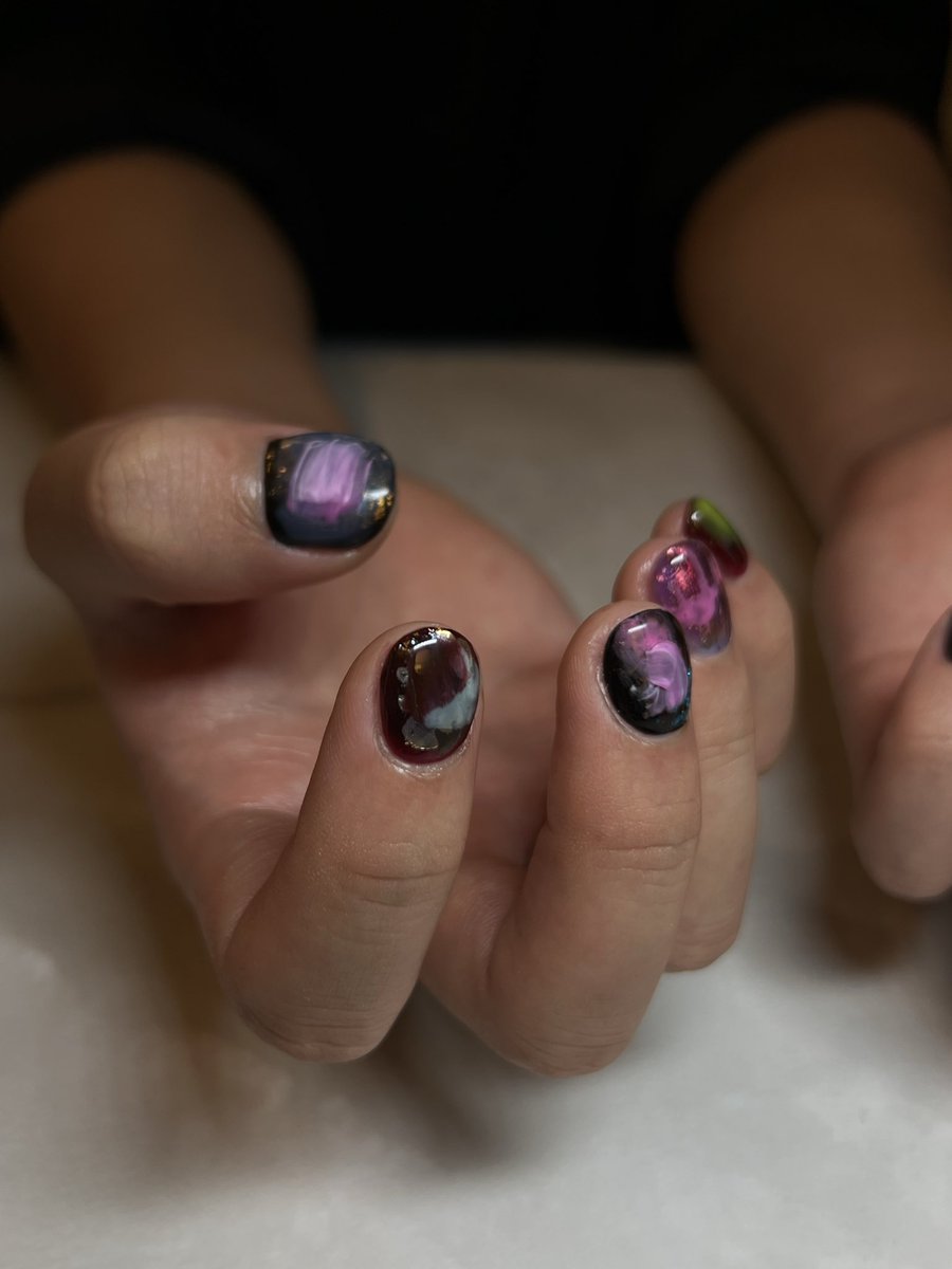 人生で初めてネイルした！！
わしの手がキラキラしとるげ！