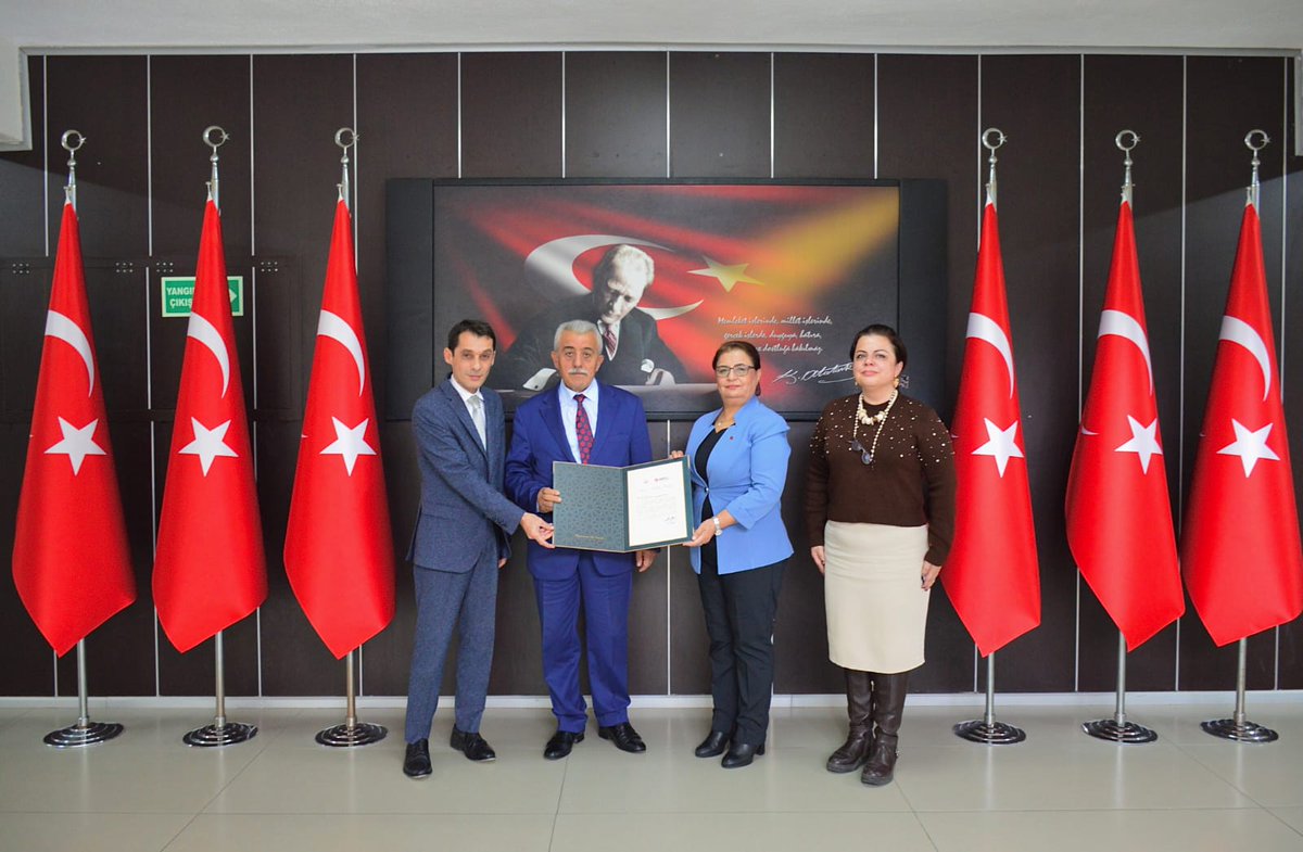 Sn Nüfus ve Vat Genel Müdürümüz Vali İbrahim TAŞYAPAN tarafından gönderilen Hizmet Takdir Belgesi Sn Narlıdere Kaymakamı Kadir Taner ESER ile İlçe Nüf Müd Sefer YEŞİLÖZ'e takdim edildi Müdürümüzü onure eden Sn Genel Müdürümüze teşekkür ederiz. 
<a href="/itasyapan/">İbrahim Taşyapan</a>
<a href="/TCNufus/">Nüfus ve Vatandaşlık İşleri Genel Müdürlüğü</a>
<a href="/izmirvaliligi/">T.C. İzmir Valiliği</a>