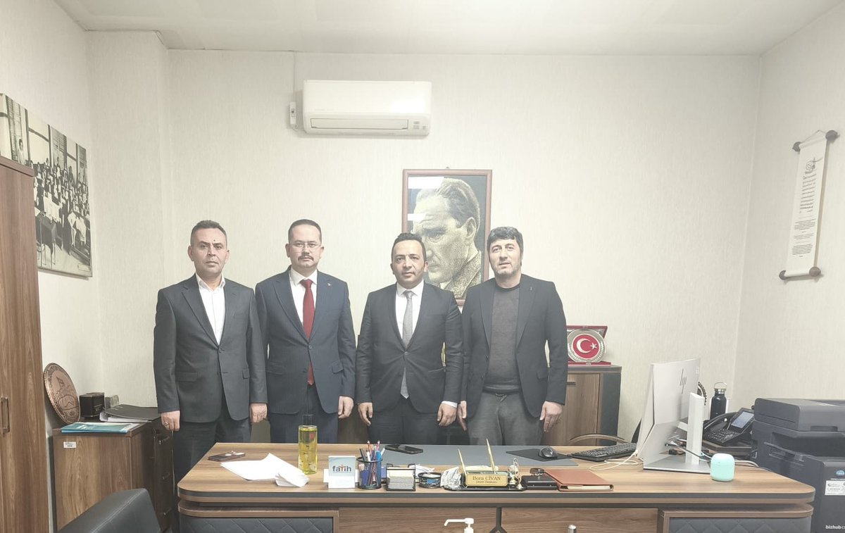 bora_civan's tweet photo. Kıymetli hemşerilerim Büro Memur Sen Sivas İl Başkanımız ve BASİBDER Başkanımıza nazik ziyaretlerinden dolayı teşekkür ederim. https://t.co/F72ZZ1SwgN