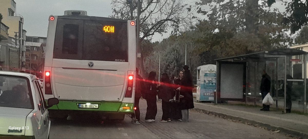 Saat 16.53. Cuma akşam trafiği. Durak boş ama sürücü yolun ortasında. Uyarın, eğitin ama insanları üzmeyin...
<a href="/burulasulasim/">BURULAŞ</a> 
<a href="/bursabuyuksehir/">Bursa Büyükşehir Belediyesi</a>