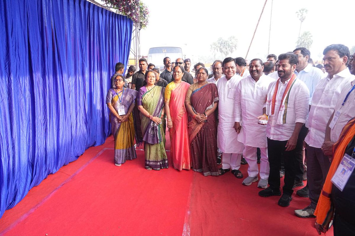 revanth_anumula's tweet photo. ఉమ్మడి వరంగల్ జిల్లా, నర్సంపేటలో ప్రజా పాలన విజయోత్సవ సభకు హాజరయ్యాను. 532 కోట్ల రూపాయలతో పలు అభివృద్ధి పనులకు శంకుస్థాపన చేశాను… 

ఈ సందర్భంగా ఏర్పాటు చేసిన ప్రజా విజయోత్సవ సభ ద్వారా తెలంగాణ పల్లె ప్రజలకు నా ఆలోచనను చెప్పాను…

సర్పంచ్ ఎన్నికల్లో డబ్బుకు ప్రాధాన్యత ఇవ్వ వద్దు. పనితనం ఉన్న వాడు నాయకుడు కావాలి తప్ప… పైసలతో పదవులు కొనుక్కునే పరిస్థితి రావద్దు. అది  గ్రామాల భవిష్యత్ కు మంచిది కాదు…

రెండేళ్ల ప్రజా పాలనకు కొనసాగింపుగా గ్రామాల్లో ప్రజా పాలన తెచ్చుకోవాల్సిన తరుణం వచ్చింది. మంచి వ్యక్తులను, సమర్థులను, గ్రామ సమస్యలను పరిష్కరించే చిత్తశుద్ధి ఉన్నవాళ్లను సర్పంచ్ లుగా ఎన్నుకోండి. గ్రామాభివృద్ధి గురించి జిమ్మేదార్ తీసుకుని మంత్రులను కలిసి, సమస్యలను వివరించి, ఒప్పించి, మెప్పించి, పరిష్కరించే ఓపిక ఉన్న నాయకుడు గ్రామ సర్పంచ్ గా ఉండాలి. 
ఈ విషయంలో ఎలాంటి ప్రలోభాలకు, లొంగకుండా ప్రజలు తీర్పు ఇవ్వాలని కోరాను.

#PrajaPalana
#TelanganaRising #WarangalDistrict