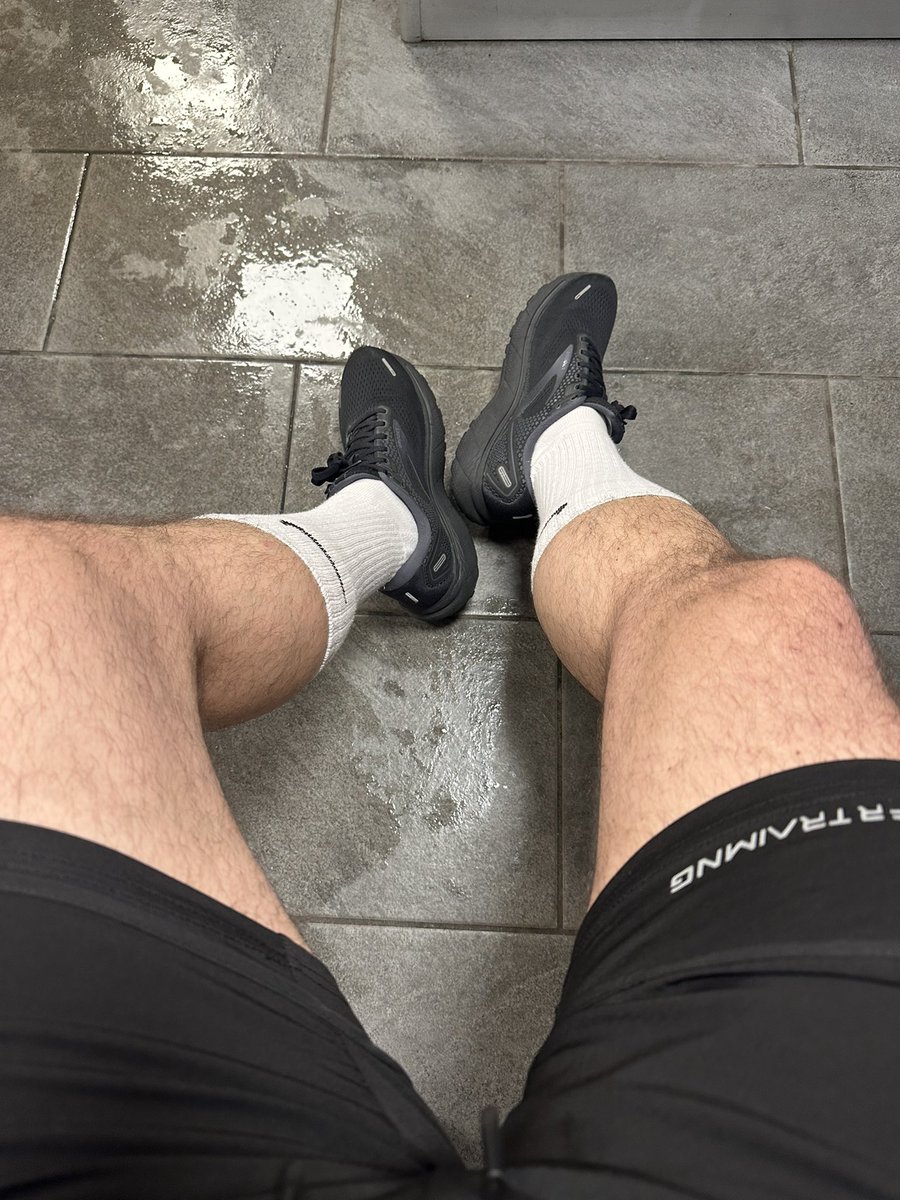 Kingbull90's tweet photo. Pronti… si inizia l’allenamento, so già che preferite la fine e sopratutto impazzireste a levarmi scarpe e calzini post allenamento.
#master #dom #boymaster #cashmaster #findom #moneyslave #schiavi #piedi #domination #muscleworship #feetmaster #socks #topdom #gymboy #nikesocks https://t.co/rMNuV49st2
