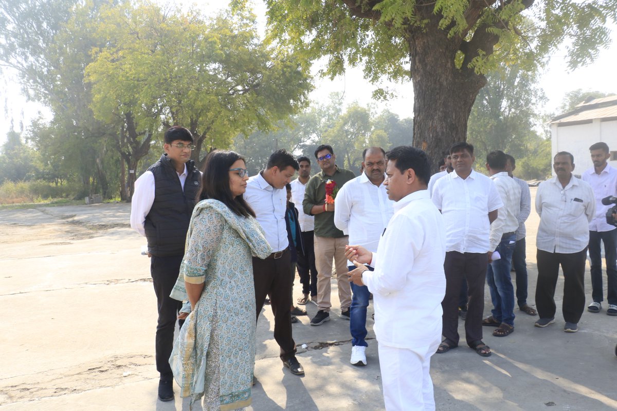 collectorcu's tweet photo. તેમજ કપાસ લઈને આવતા ખેડૂતોને લાંબી લાઇનમાં ઊભા ન રહેવું પડે, તે માટે CCIના અધિકારીઓને જરૂરી વ્યવસ્થા કરવા તાકીદ કરવામાં આવી.

#CollectorChhotaudepur #GargiJainIAS #farmers https://t.co/xMP2SSVlUS