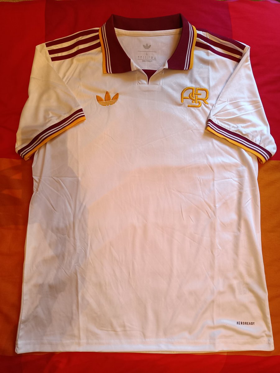 fildesigns's tweet image. I ragazzi di wusoccerjersey.com mi hanno mandato questa bellissima versione della terza maglia della Roma.
Un concept con il rosso invece del verde, devo dire che la replica è fatta davvero davvero bene per il costo della maglia.
Tanta roba🥰s
#adv