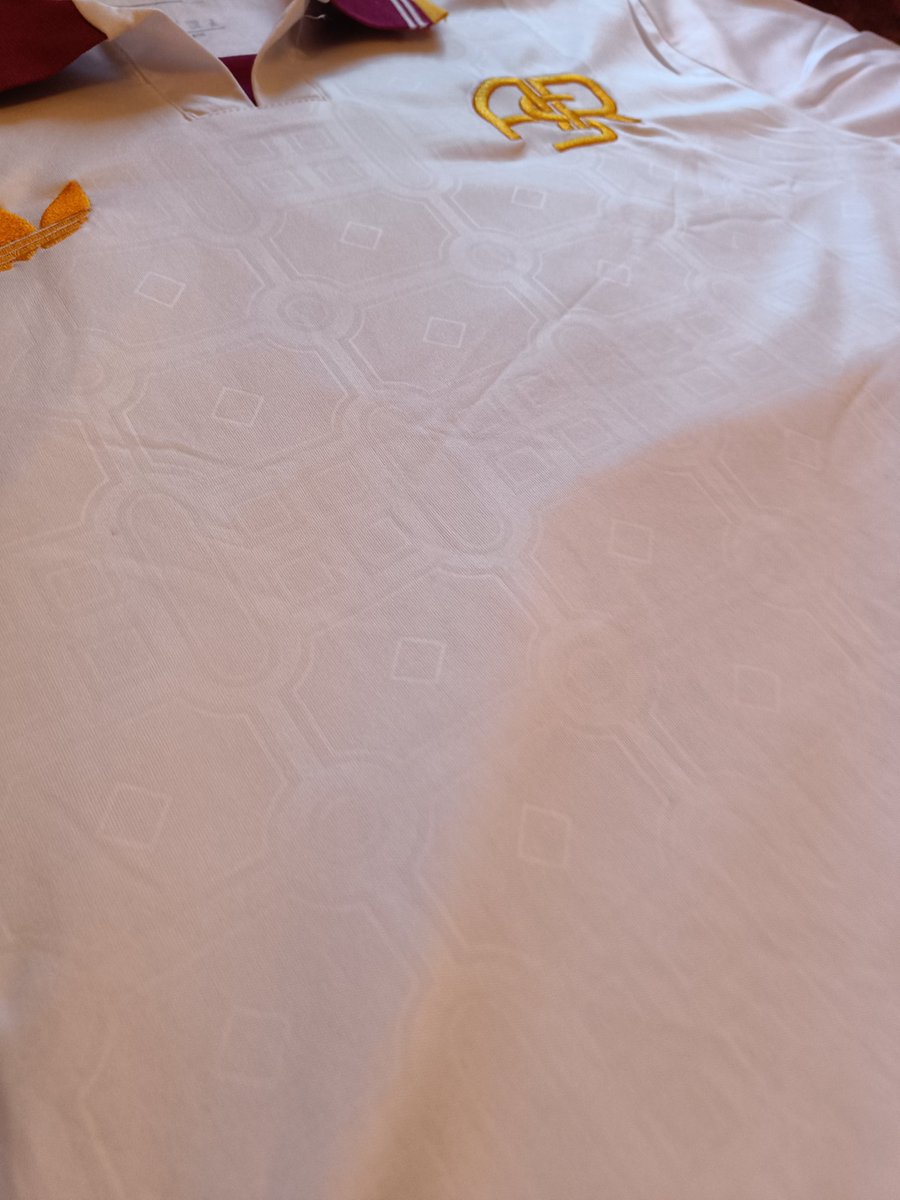 fildesigns's tweet image. I ragazzi di wusoccerjersey.com mi hanno mandato questa bellissima versione della terza maglia della Roma.
Un concept con il rosso invece del verde, devo dire che la replica è fatta davvero davvero bene per il costo della maglia.
Tanta roba🥰s
#adv